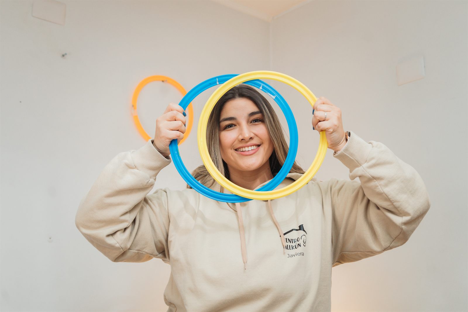 Javiera, del equipo de Centro Allkün, con aros de colores