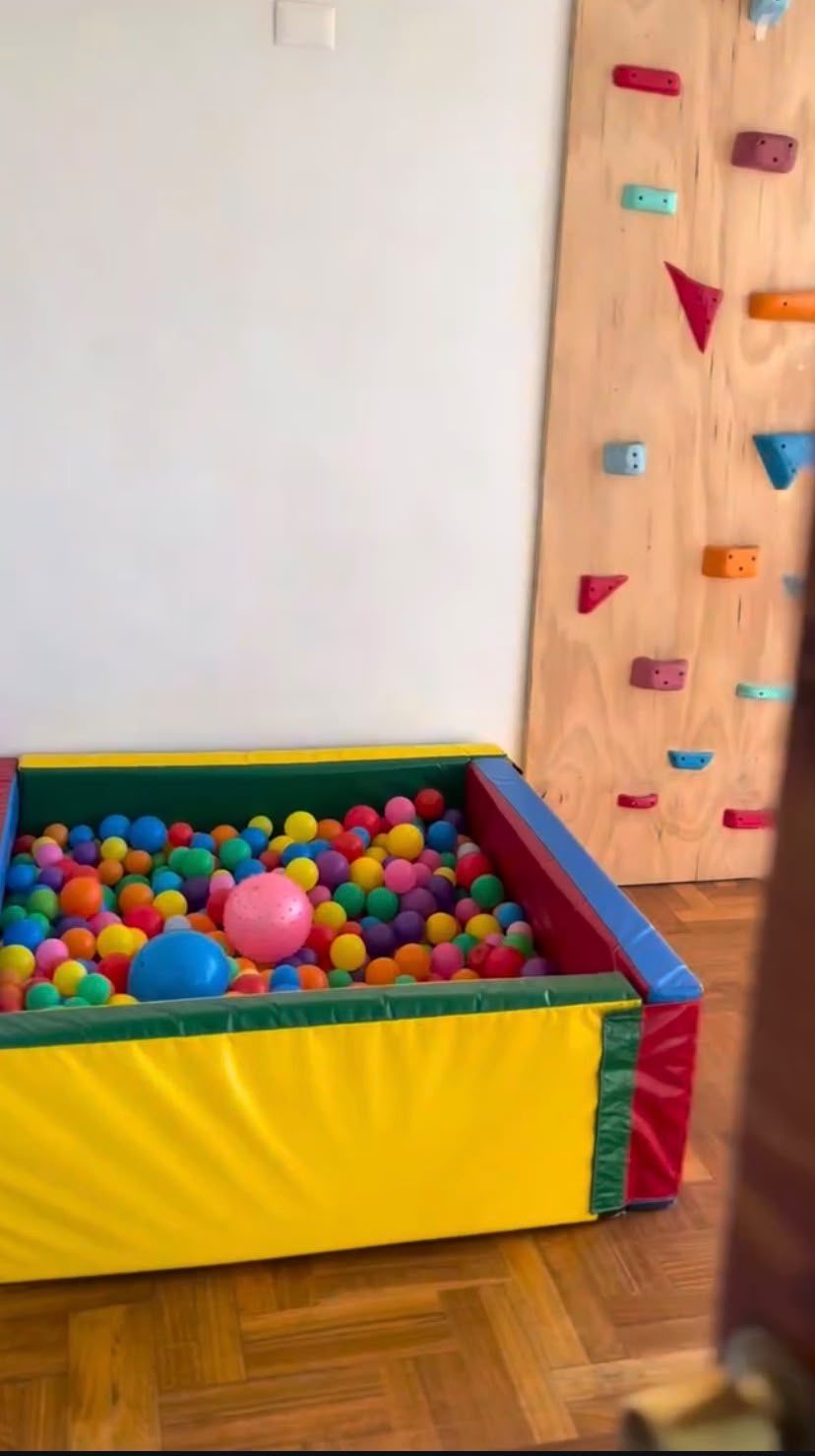 Piscina de pelotas y muro de escalada en Centro Allkün